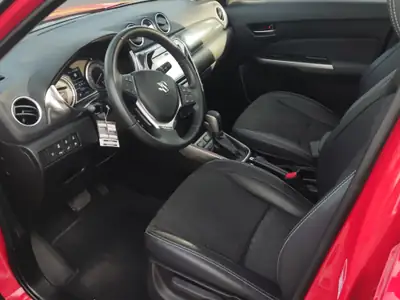 Suzuki Vitara 1.4 T Piz Sulai Top Hybrid 4x4 — SUV polyvalent, technologie MHEV, 31'000 km seulement — Miniature 7
