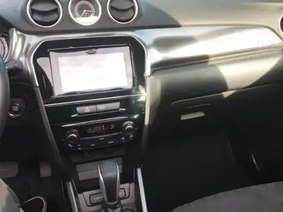 Suzuki Vitara 1.4 T Piz Sulai Top Hybrid 4x4 — SUV polyvalent, technologie MHEV, 31'000 km seulement — Miniature 11