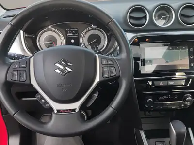 Suzuki Vitara 1.4 T Piz Sulai Top Hybrid 4x4 — SUV polyvalent, technologie MHEV, 31'000 km seulement — Miniature 10