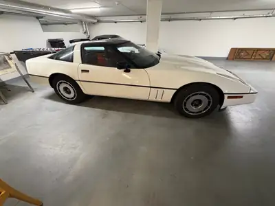 Chevrolet Corvette 5.7 1985 — Légende américaine, véhicule vétéran entretenu — vue extérieure