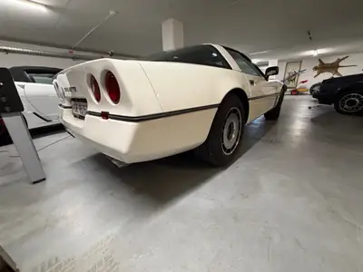 Chevrolet Corvette 5.7 1985 — Légende américaine, véhicule vétéran entretenu — côté