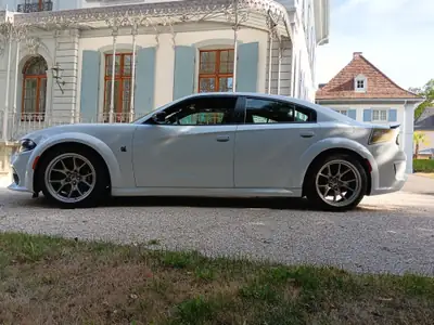 Dodge Charger 392 WB Scatpack Swinger — Muscle car américain, 492 ch, édition limitée 1/1000 — vista esterna