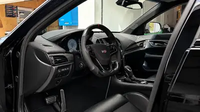 Cadillac ATS-V 3.6 BiTurbo 470 ch — Berline sportive américaine, impeccable et performante — vista posteriore