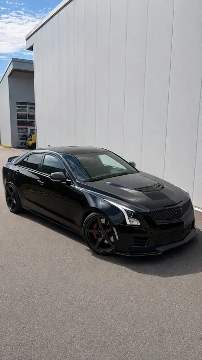 Cadillac ATS-V 3.6 BiTurbo 470 ch — Berline sportive américaine, impeccable et performante — vista esterna