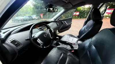Nissan Primera 2.0 Tekna — Berline fiable sans accident, 256 000 km — Miniature 8