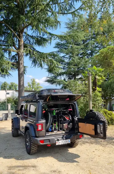 Jeep Wrangler 2.0 Turbo Rubicon Unlimited — SUV 4x4 robuste, 75'000 km seulement — fianco