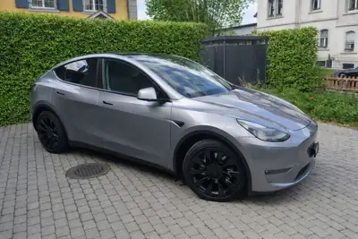 Tesla Model Y Maximale Reichweite — SUV électrique performant, 98 000 km seulement — side view
