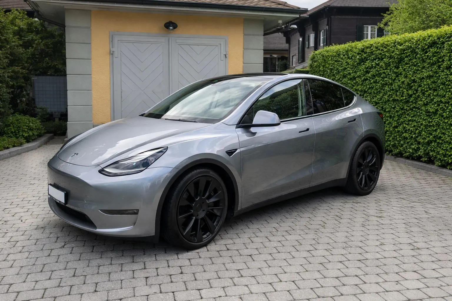 Tesla Model Y Maximale Reichweite — SUV électrique performant, 98 000 km seulement