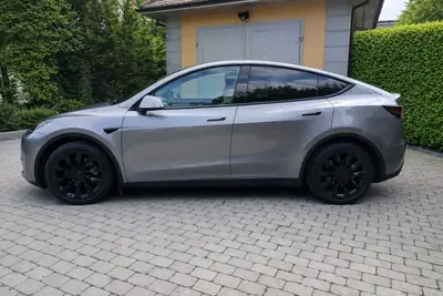 Tesla Model Y Maximale Reichweite — SUV électrique performant, 98 000 km seulement — rear view