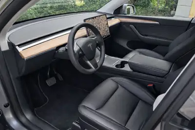 Tesla Model Y Maximale Reichweite — SUV électrique performant, 98 000 km seulement — dashboard