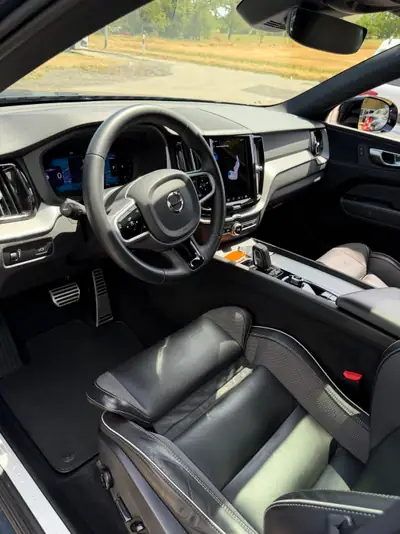 Volvo XC60 B4 Diesel Mild Hybrid AWD — SUV premium, traction intégrale et motorisation hybride douce — intérieur