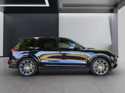 Porsche Cayenne S E-Hybrid Platinum Edition — SUV rechargeable haute performance, 52'000 km — rear view
