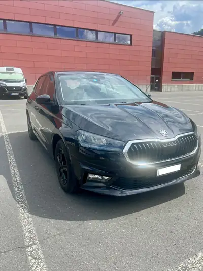 SKODA FABIA 1.0 MPI — Citadine fiable, faible kilométrage et garantie constructeur — vue extérieure