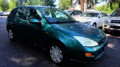 Ford Focus 1.4i 16V Ambiente — Citadine fiable des années 2000, entretien économique — arrière