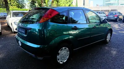 Ford Focus 1.4i 16V Ambiente — Citadine fiable des années 2000, entretien économique — tableau de bord