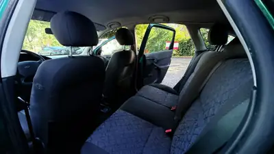 Ford Focus 1.4i 16V Ambiente — Citadine fiable des années 2000, entretien économique — Miniature 10