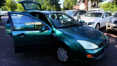 Ford Focus 1.4i 16V Ambiente — Citadine fiable des années 2000, entretien économique — Miniature 12