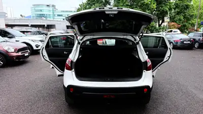 Nissan Qashqai 2.0 dCi 4WD Tekna — SUV complet, 4 roues motrices, boîte auto — Miniature 7