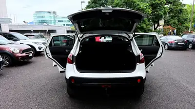 Nissan Qashqai 2.0 dCi 4WD Tekna — SUV complet, 4 roues motrices, boîte auto — Miniature 9