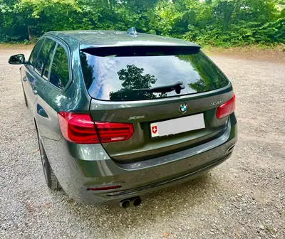 BMW 330i xDrive Touring — Break sportif, 82 000 km, traction intégrale — interior