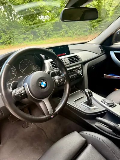 BMW 330i xDrive Touring — Break sportif, 82 000 km, traction intégrale — dashboard