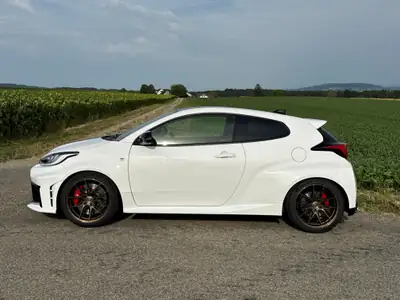 Toyota GR Yaris 1.6 Turbo Sport 4x4 — Performance compacte, AWD, toit carbone — fianco