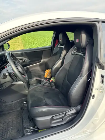 Toyota GR Yaris 1.6 Turbo Sport 4x4 — Performance compacte, AWD, toit carbone — Miniatura 13
