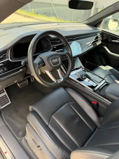 Audi Q8 50 TDI Quattro S line — SUV premium diesel, historique complet Suisse — Armaturenbrett
