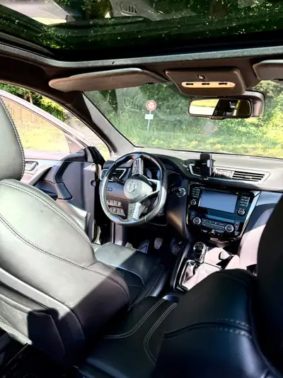 Nissan Qashqai 1.6 dCi Tekna+ 4x4 — SUV robuste, tout-terrain fiable, état impeccable — tableau de bord