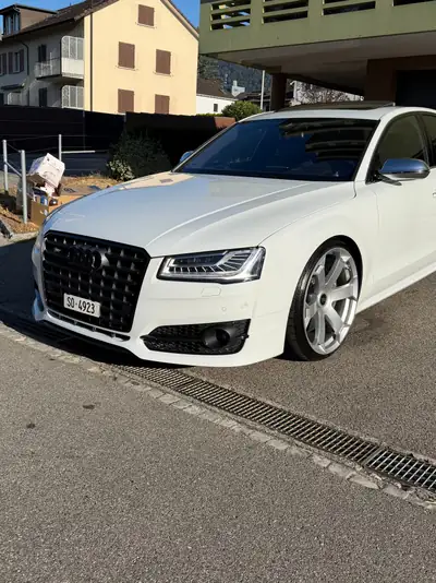 Audi S8 4.0 V8 TFSI Quattro — Berline de luxe haute performance, 127'000 km — side view