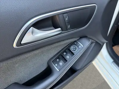 Mercedes-Benz Classe A 180 BlueEfficiency — Berline compacte élégante, entretien récent — Miniatura 12