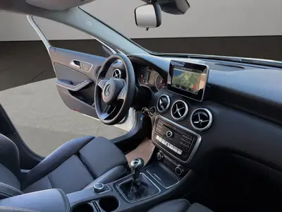 Mercedes-Benz Classe A 180 BlueEfficiency — Berline compacte élégante, entretien récent — Miniatura 19