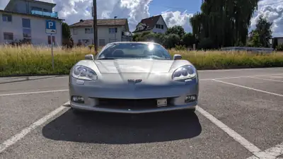 Chevrolet Corvette 6.0 V8 — Légendaire muscle car, 404 ch purs, kilométrage modéré — Seitenansicht