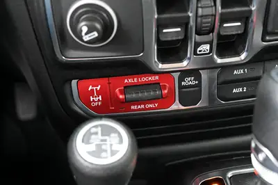 Jeep Gladiator Sand Runner 3.6 — Pickup légendaire, édition spéciale tout-terrain — Miniature 18