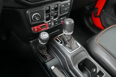 Jeep Gladiator Sand Runner 3.6 — Pickup légendaire, édition spéciale tout-terrain — Miniature 17