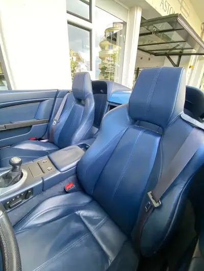 Aston Martin V8 Vantage 4.3 — Cabriolet brit sportif, 385 ch et seulement 51'000 km — Miniature 9