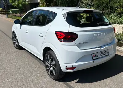 Dacia Sandero 1.0 TCe Expression — Citadine polyvalente, quasi-neuve, 2200 km seulement — Heckansicht