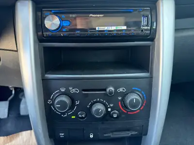 Peugeot 207 1.4 16V Allure — Citadine fiable, sans accident, climatisée — Miniatura 15