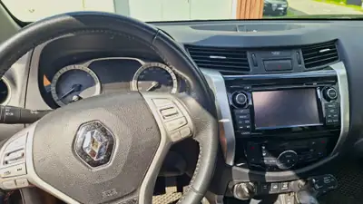 Renault Alaskan 2.3 dCi 190 TwinTurbo — Pickup 4×4 robuste, 128 000 km, sans sinistre — intérieur
