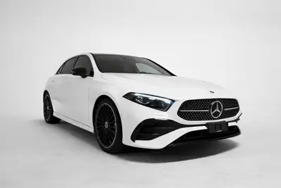 Mercedes-Benz Classe A 200 Night Star AMG Line — Compacte hybride légère, quasi neuve avec faible kilométrage — Außenansicht