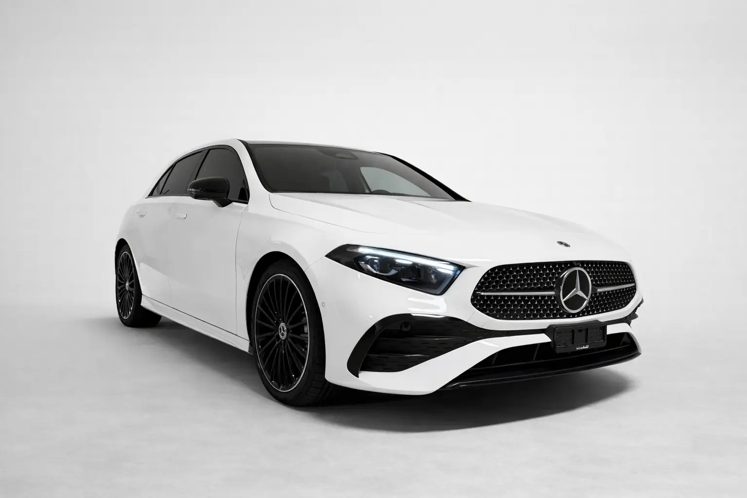 Mercedes-Benz Classe A 200 Night Star AMG Line — Compacte hybride légère, quasi neuve avec faible kilométrage