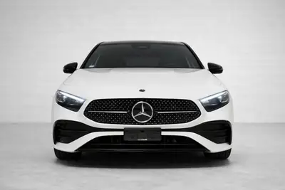 Mercedes-Benz Classe A 200 Night Star AMG Line — Compacte hybride légère, quasi neuve avec faible kilométrage — Heckansicht