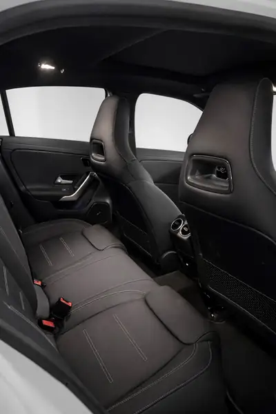 Mercedes-Benz Classe A 200 Night Star AMG Line — Compacte hybride légère, quasi neuve avec faible kilométrage — Miniatur 8
