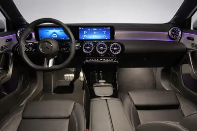 Mercedes-Benz Classe A 200 Night Star AMG Line — Compacte hybride légère, quasi neuve avec faible kilométrage — Miniatur 9