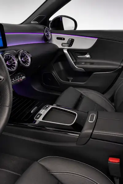 Mercedes-Benz Classe A 200 Night Star AMG Line — Compacte hybride légère, quasi neuve avec faible kilométrage — Miniatur 7