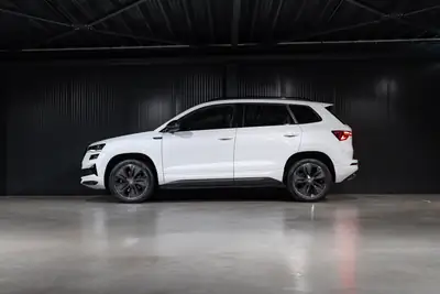 Skoda Karoq 1.5 TSI SportLine — SUV compact dynamique, 17'800 km seulement — Heckansicht
