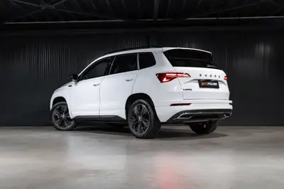 Skoda Karoq 1.5 TSI SportLine — SUV compact dynamique, 17'800 km seulement — Seitenansicht