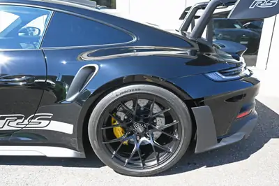 Porsche 911 GT3 RS 2025 — Légendaire sportive, 525 ch et 3 200 km seulement — Miniatura 12