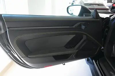 Porsche 911 GT3 RS 2025 — Légendaire sportive, 525 ch et 3 200 km seulement — Miniatura 17
