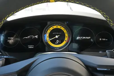 Porsche 911 GT3 RS 2025 — Légendaire sportive, 525 ch et 3 200 km seulement — Miniatura 24